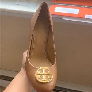 Tory burch wedge comes with box and tissue paper